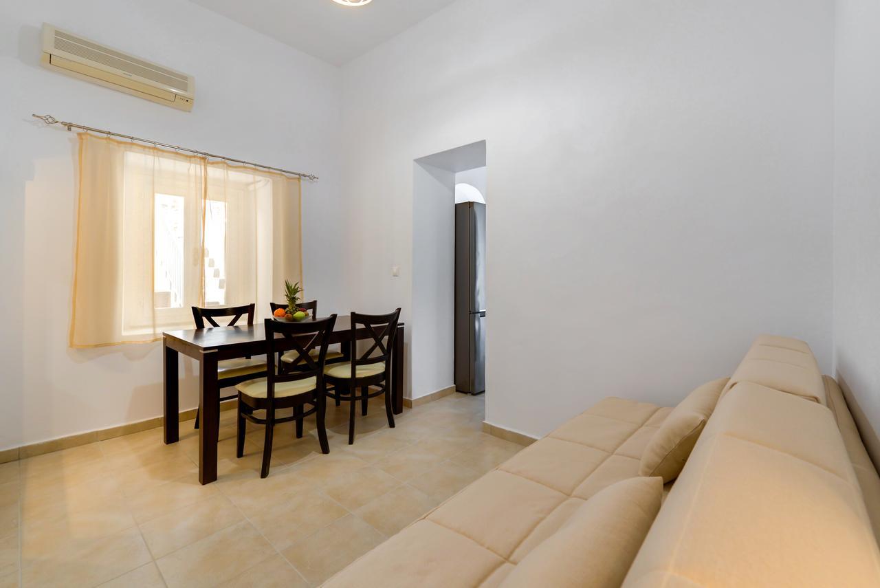 Iriana Suites Фира Екстериор снимка
